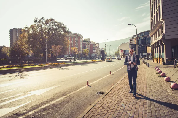 Şık Adam Şehir Reçel Ortasında Sokakta Yürürken Ciddi Arıyorsunuz — Stok fotoğraf