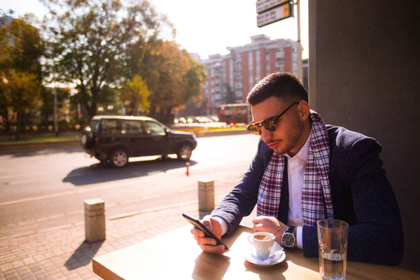 Uomo Affari Urbano Godendo Suo Caffè Del Mattino Città Pianificando — Foto Stock