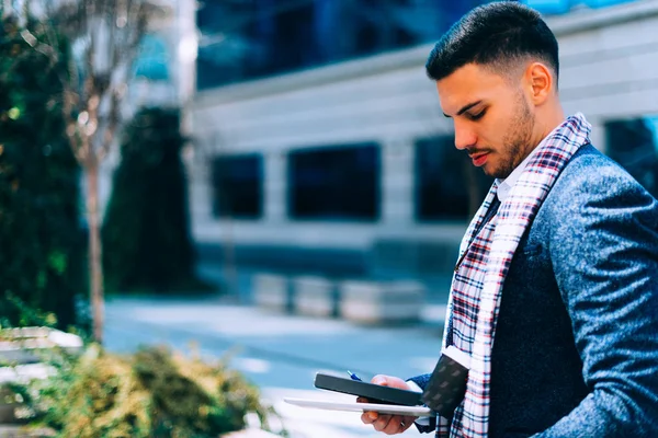 Homme Affaires Confiant Essaie Tenir Son Café Tout Regardant Tablette — Photo