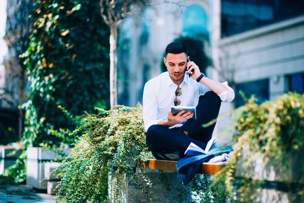 Hombre Negocios Con Estilo Está Sentado Banco Centro Ciudad Hablando —  Fotos de Stock