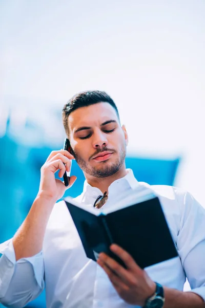 Junger Geschäftsmann Anzug Schaut Sich Finanzzentrum Während Stift Und Notizbuch — Stockfoto