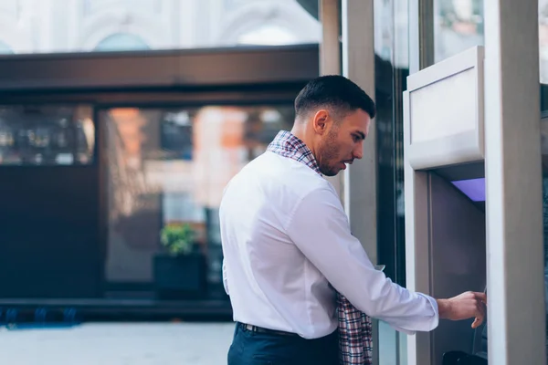 Stilvoller Geschäftsmann Weißen Hemd Hält Sein Portemonnaie Und Steht Neben — Stockfoto