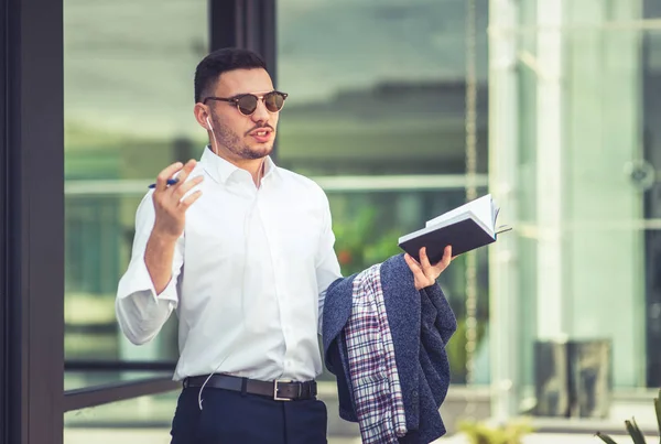 Hombre Negocios Urbano Haciendo Plan Negocios Cuaderno Mientras Está Parado — Foto de Stock