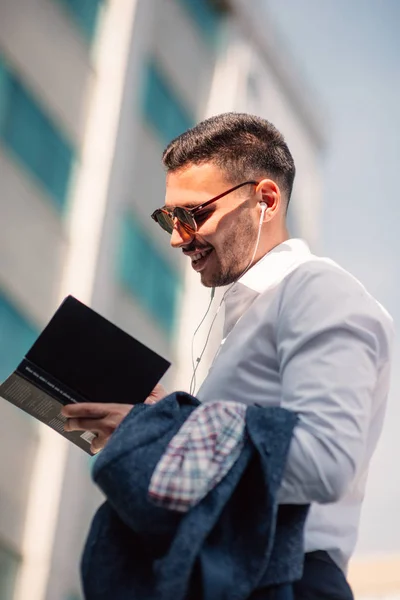 Hombre Negocios Seguro Está Vecindario Urbano Con Los Auriculares Puestos — Foto de Stock