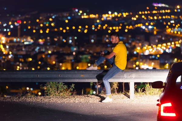 Hombre Mirando Por Encima Ciudad Por Noche Pensando Vida — Foto de Stock