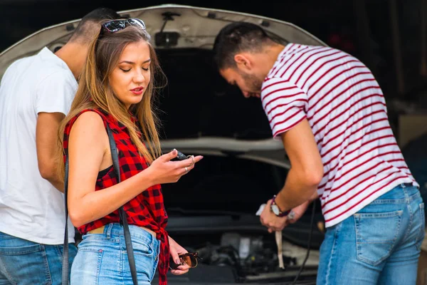 Kipróbálás Hoz Erősít Néhány Autó Troble Míg Lány Áll Mellettük — Stock Fotó