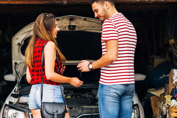 Des Amis Debout Devant Une Voiture Gars Donne Ses Clés — Photo