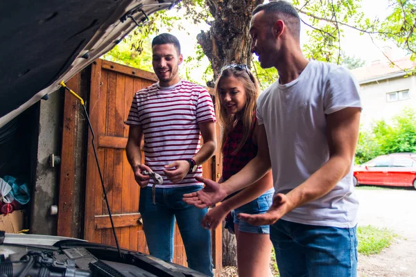 Chlápek Strach Opravy Auto Problému Dívkou Muže Vedle Něj — Stock fotografie