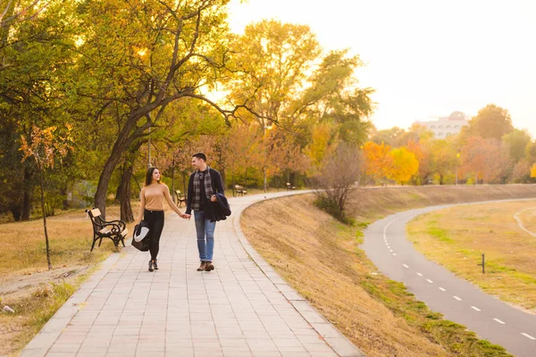 Passeggiate Coppia Nel Parco Tramonto Sentendosi Amati Felici — Foto Stock