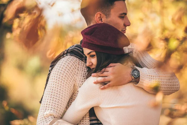 Casal Interessante Olhar Feliz Juntos Enquanto Caminhando Abraçando Floresta — Fotografia de Stock