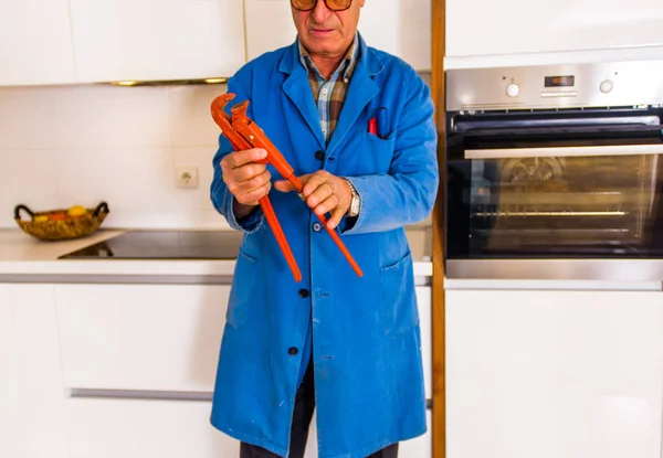 Manitas Edad Avanzada Sosteniendo Herramienta Cocina —  Fotos de Stock