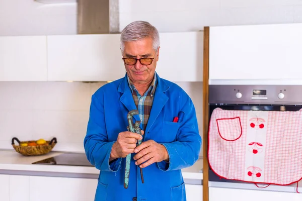 Manitas Edad Avanzada Pie Cocina Trabajando Con Pilotes — Foto de Stock