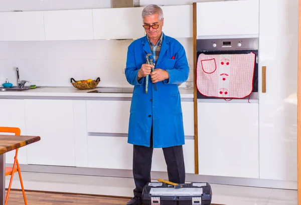 Hombre Viejo Reparador Está Sosteniendo Sus Herramientas Trabajando Cocina —  Fotos de Stock