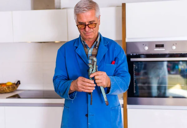 Hombre Viejo Reparador Está Sosteniendo Sus Herramientas Trabajando Cocina —  Fotos de Stock