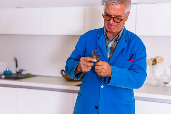 Hombre Viejo Reparador Está Sosteniendo Sus Herramientas Trabajando Cocina —  Fotos de Stock
