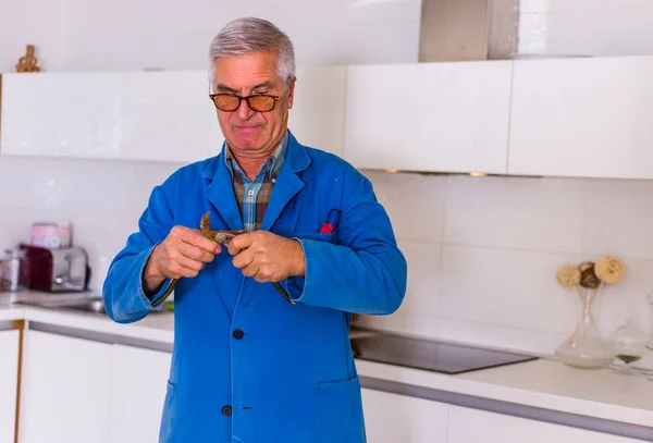 Handyman Sonríe Satisfecho Mientras Trabaja Cocina —  Fotos de Stock