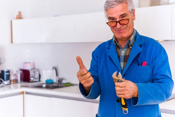 Handyman Está Sorrindo Olhando Satisfeito Enquanto Trabalhava Cozinha Mostra Polegares — Fotografia de Stock