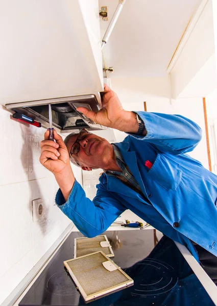 Volwassen Arbeider Werkt Hard Fixing Vent Kap Appartement — Stockfoto