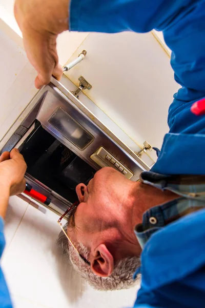 Ouderdom Klusjesman Werkt Tot Vaststelling Van Ventilator Van Keuken — Stockfoto