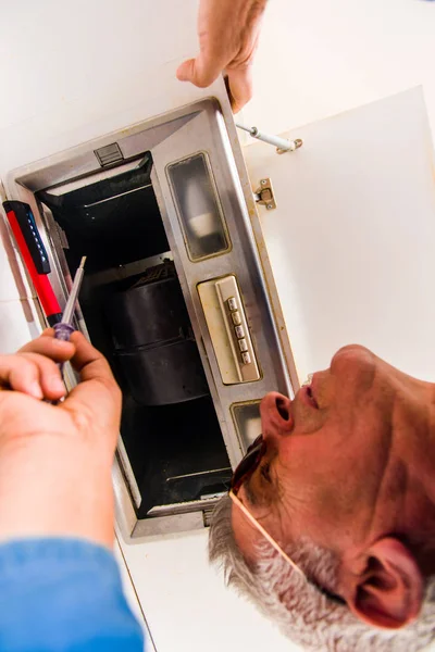 Een Klusjesman Blauwe Pak Het Herstellen Van Kap Vent Keuken — Stockfoto