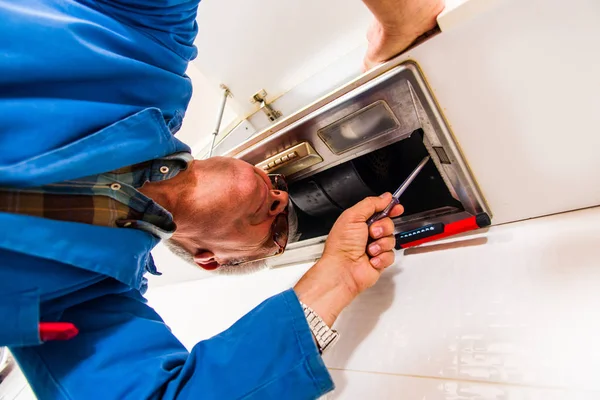 Manitas Profesional Está Fijando Ventilación Apartmen — Foto de Stock