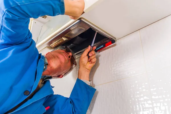 Hombre Serio Manitas Está Cocina Fijación Campana Ventilación Con Tornillo —  Fotos de Stock