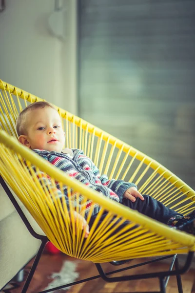 Adorable Bebé Niño Está Acostado Silla Amarilla —  Fotos de Stock
