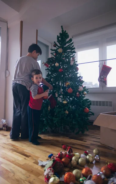 Két Boldog Fiú Díszíti Karácsonyfát Miközben Mosolyog Szórakozik — Stock Fotó