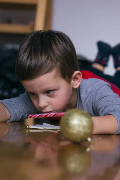 Noel Onun Iki Sevdiği Şekerleri Ile Oynayan Sevimli Küçük Çocuk — Stok fotoğraf