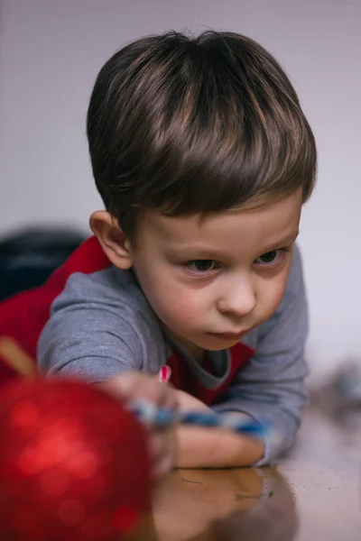 Noel Sevdiği Iki Şekerle Oynayan Sevimli Küçük Çocuk Kırmızı Parlak — Stok fotoğraf
