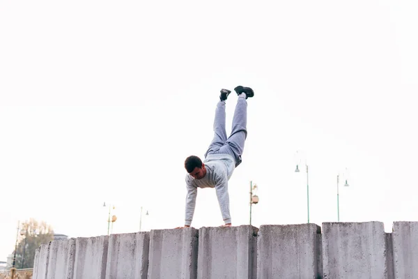 Deportista Saltando Sobre Los Obstáculos Mientras Hace Ejercicio Trucos Parkour —  Fotos de Stock