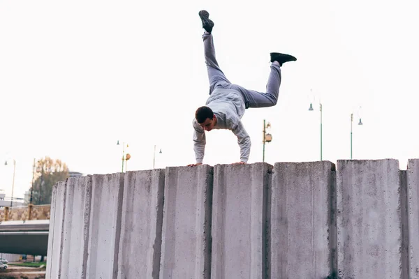 Sportler Springt Bei Parkour Tricks Über Hindernisse — Stockfoto