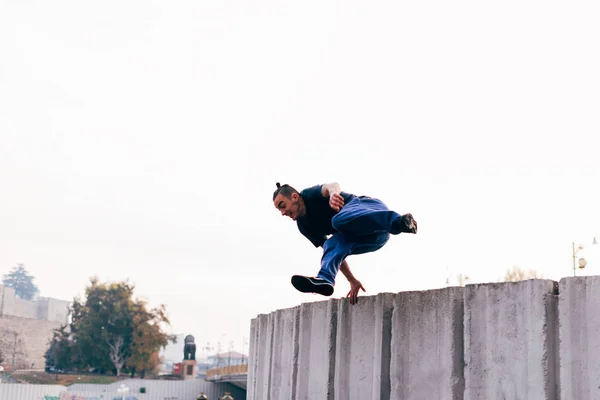 Vit Man Tränar Parkour Samtidigt Hoppa Över Hög Topp — Stockfoto