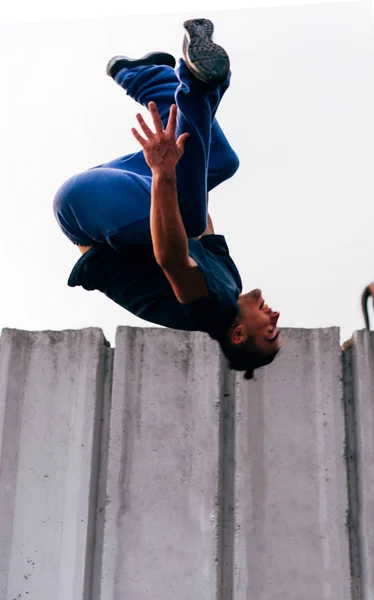 Acrobat Hombre Entrenamiento Parkour Ejercicio Mientras Salta Obstáculos Backflip —  Fotos de Stock