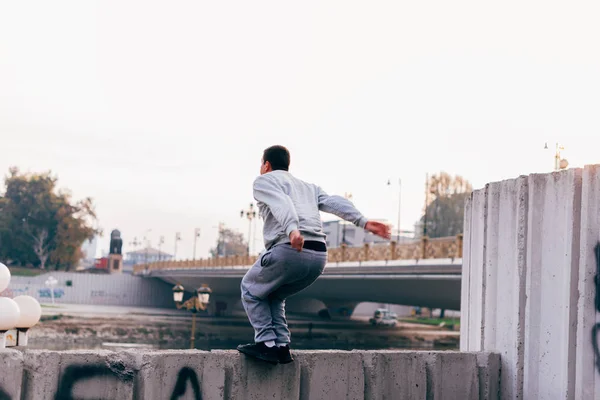 Joven Practicando Parkour Parque Ciudad Haciendo Trucos Saltos — Foto de Stock