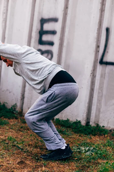 Acrobat Homem Treinamento Parkour Exercício Enquanto Saltando Obstáculos Backflip — Fotografia de Stock