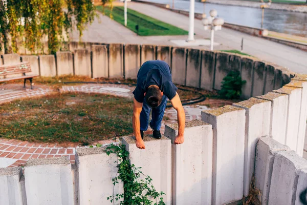 Fort Jeune Homme Sauter Haut Tout Faisant Exercice Parkour Sur — Photo