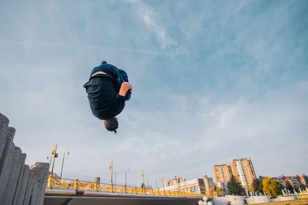 Volledige Lichaam Portret Van Parkour Man Hoog Springen Het Park — Stockfoto