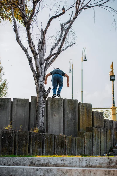 Człowiek Robi Parkour Ćwiczeń Odkryty Miejsce Miejski — Zdjęcie stockowe