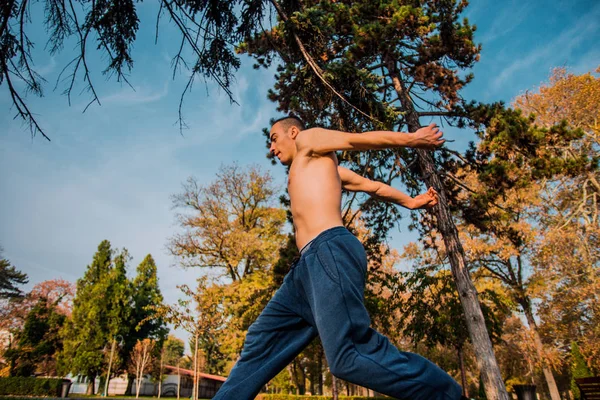 Bonito Homem Formação Parkour Parque Cidade — Fotografia de Stock