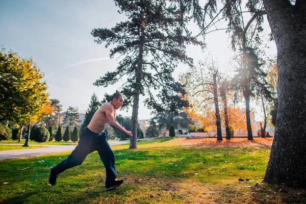 Shirtless Man Training Parkour City Park — Stock Photo, Image