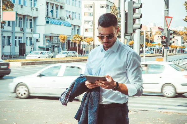 Ένας Μοντέρνος Επιχειρηματίας Στέκεται Έξω Ψάχνει Σοβαρά Tablet Στα Χέρια — Φωτογραφία Αρχείου