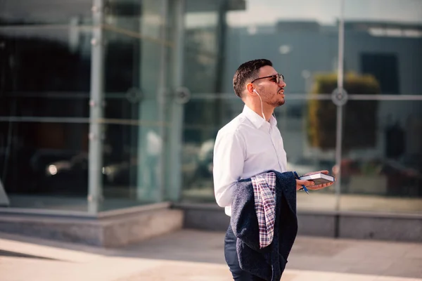 Městská Podnikatel Bavit Svém Telefonu Dohadovat Rukama Nahoru Při Stání — Stock fotografie