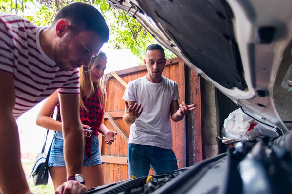 Chlápek Strach Opravy Auto Problému Dívkou Muže Vedle Něj — Stock fotografie