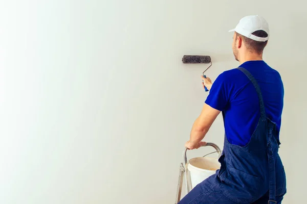 Pintor Hombre Renovar Apartamento Pared Para Colorear Con Rodillo Pintura — Foto de Stock