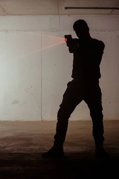 Silhueta Homem Que Está Segurando Arma Laser — Fotografia de Stock