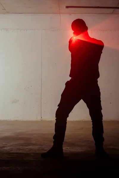 Uomo Piedi Una Stanza Buia Tiene Mano Una Pistola Laser — Foto Stock