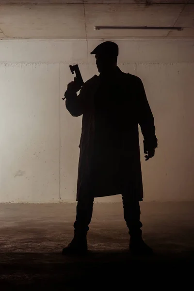 가만히 무기를 남자의 그림자 — 스톡 사진