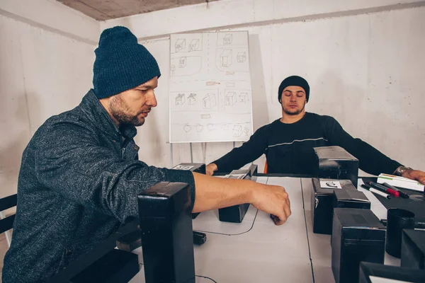 Jóvenes Hombres Están Sentados Una Habitación Hablando Preparando Atraco — Foto de Stock