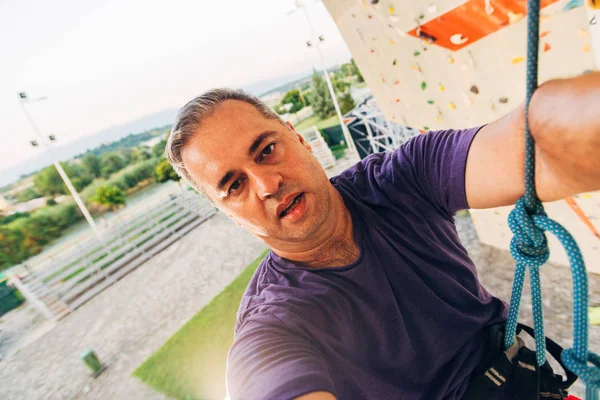 Hombre Con Soga Trepando Sobre Muro Escalada Muy Alto —  Fotos de Stock